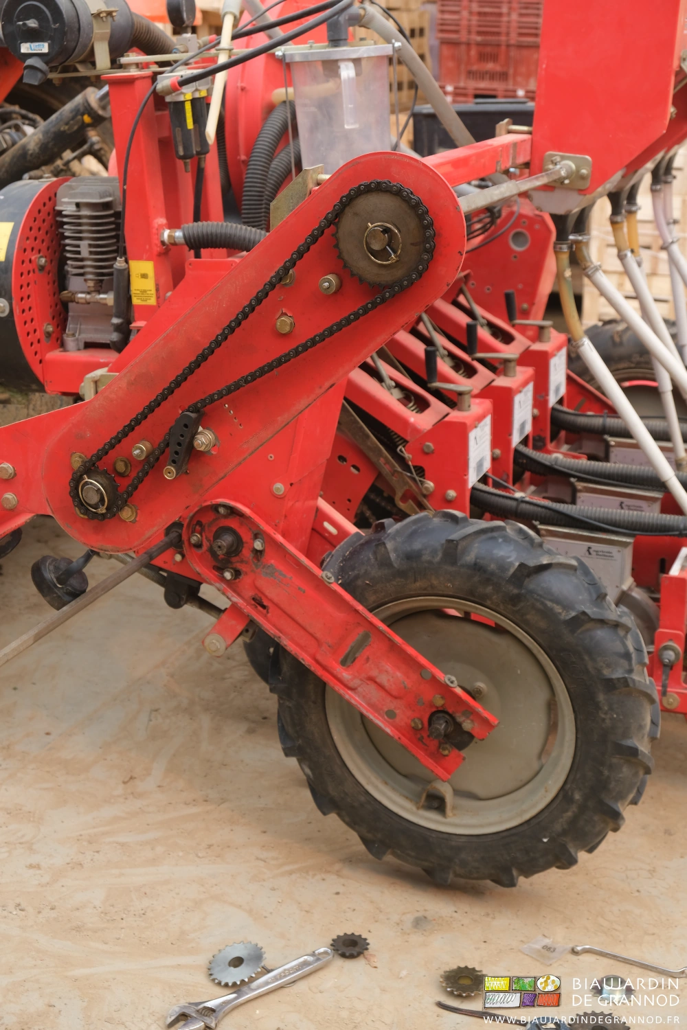 photo de la chaine et pignons d'une des roues d'entrainement