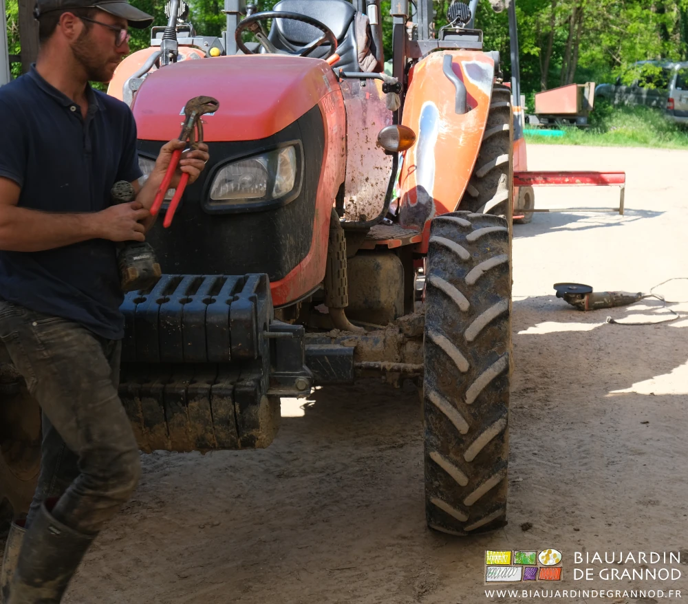 photo ,de Matthieu préparant la coupe du bâti porteur, dernière modification du semoir