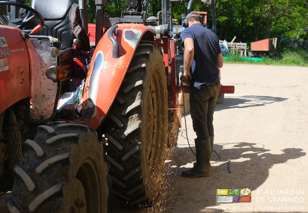 photo de Matthieu coupant la barre qui dépassait