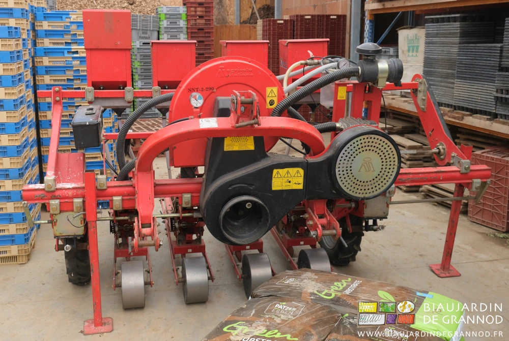 photo avant du semoir montrant le compressseur