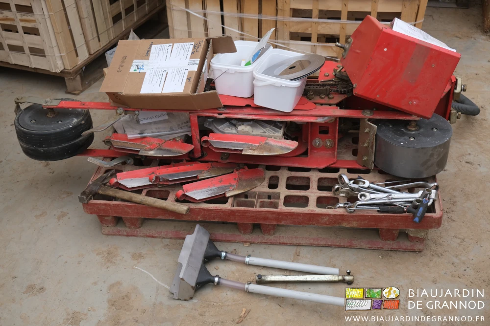 photo des pièces en excédent rangées sur une palette