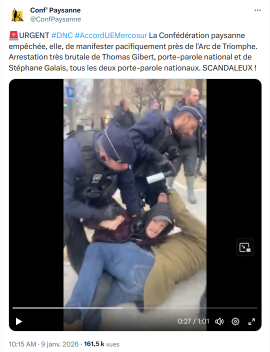 3 policiers armés gazeuse en main sur 2 paysans à terre près de l'arc de triomphe