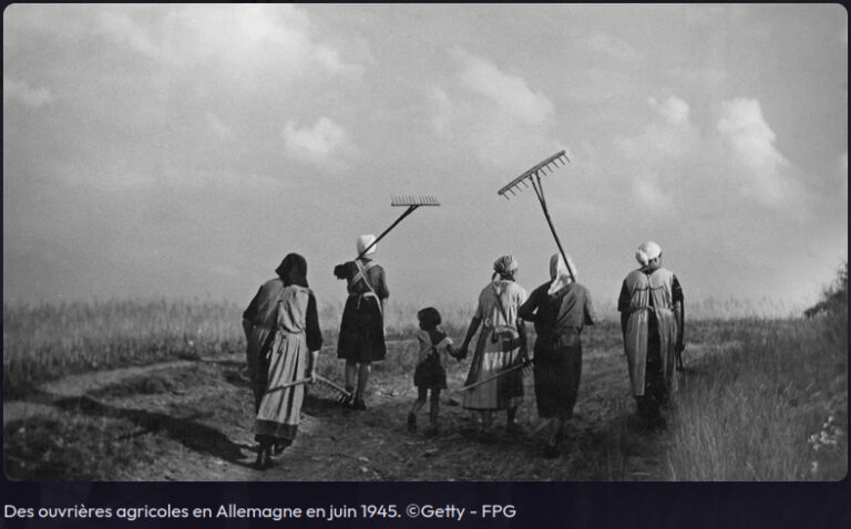 copie écran France culture photo NB femmes en sabots allant aux champs Allemagne1945