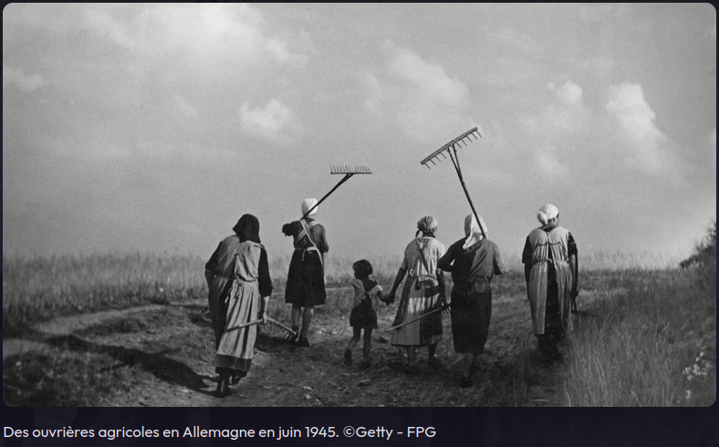 copie écran France culture photo NB femmes en sabots allant aux champs Allemagne1945