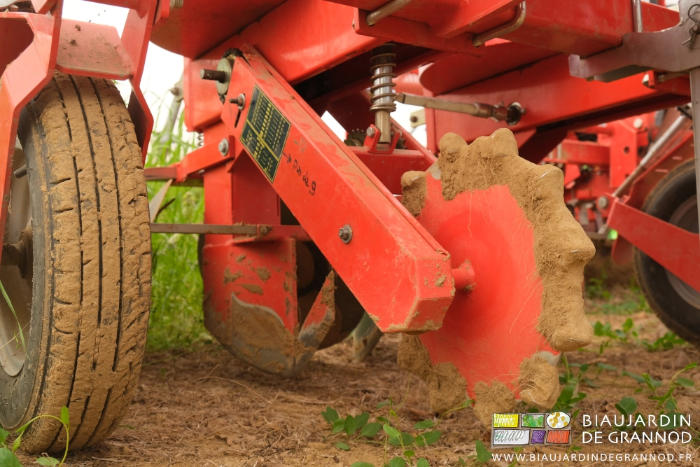 photo proche de la roue métal d'entrainement et de la transmission protégée par un cache