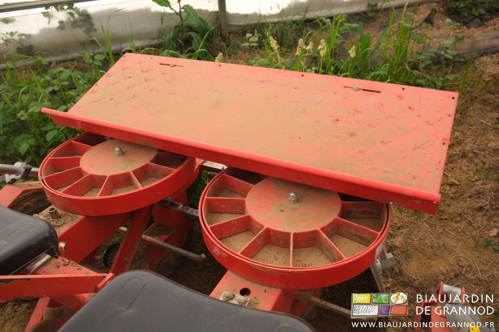 photo de dessus des alvéoles du barillet tournant qui amène chaque plant au dessus du tube de descente