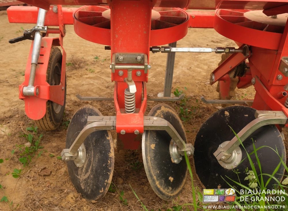 photo proche des disques de buttage à l'arrière de la planteuse