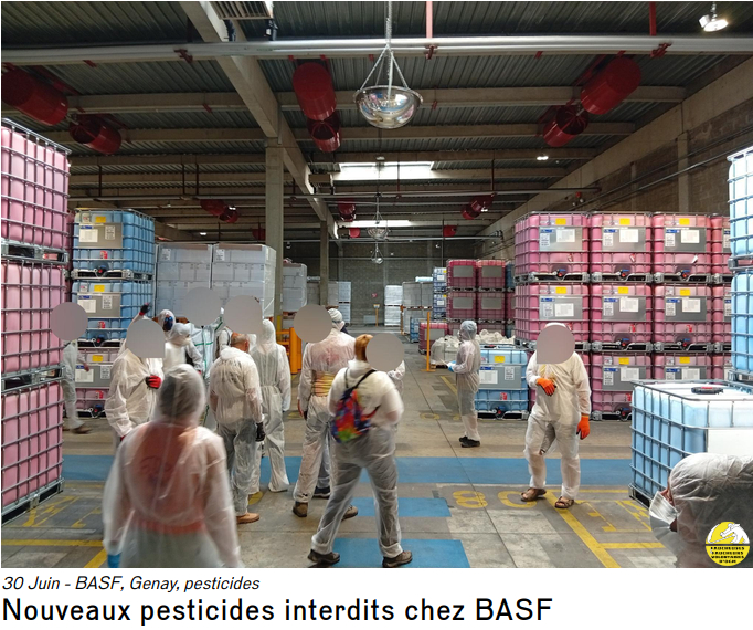 photo de 30 faucheurs volontaires d'OGM inspectant les stocks de pesticides chimiques de synthèse chez BASF Genay (69)